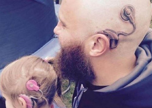 Padre si fa tatuare per non far sentire diversa la figlia