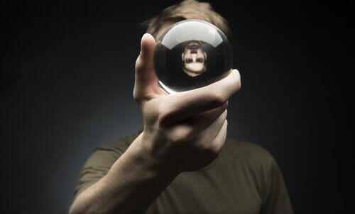 ragazzo con palla in manoù