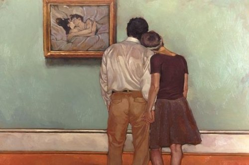 coppia che guarda un quadro di persone che si baciano