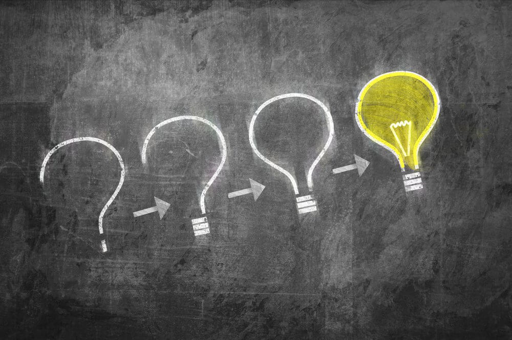 punto interrogativo che diventa una lampadina accesa