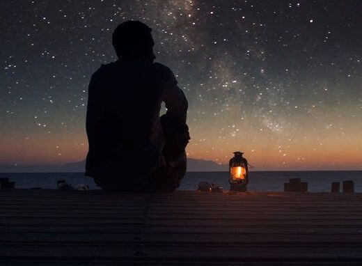 uomo-che-guarda-le-stelle