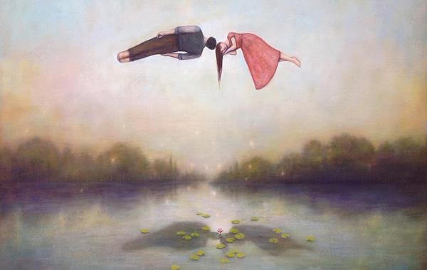 uomo e donna sospesi in aria