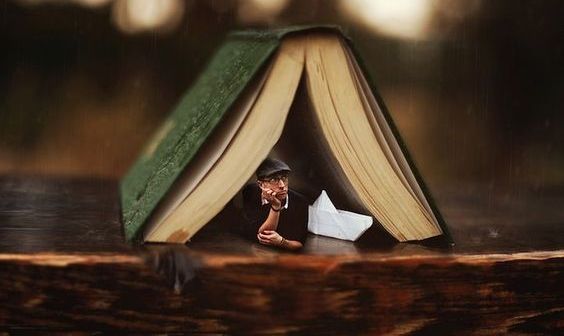 uomo-in-un-libro