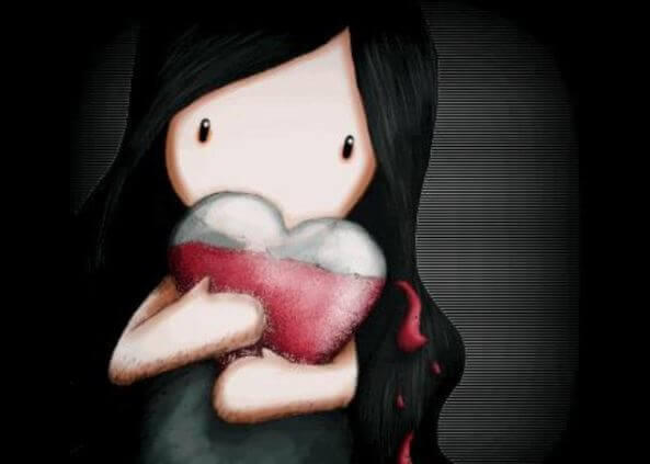 Bambina con un cuore in braccio