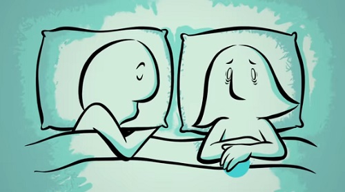 donna-sveglia-nel-letto-con-il-marito-che-dorme