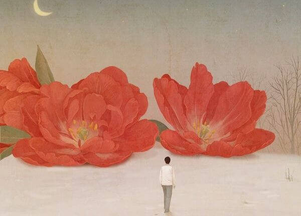 Uomo che camina verso due grandi fiori rossi