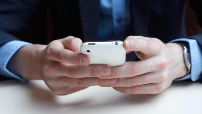 uomo-con-un-cellulare