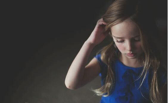 bambina-bionda alzare la voce