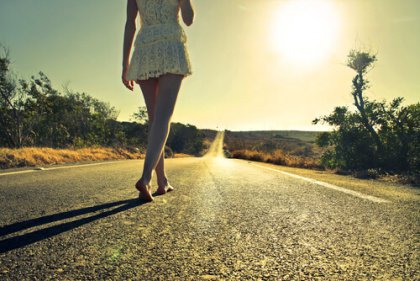 donna a piedi nudi sulla strada