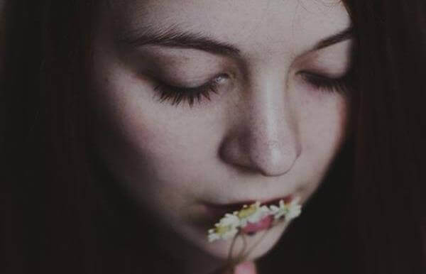 donna-che-bacia-una-margherita alzare la voce