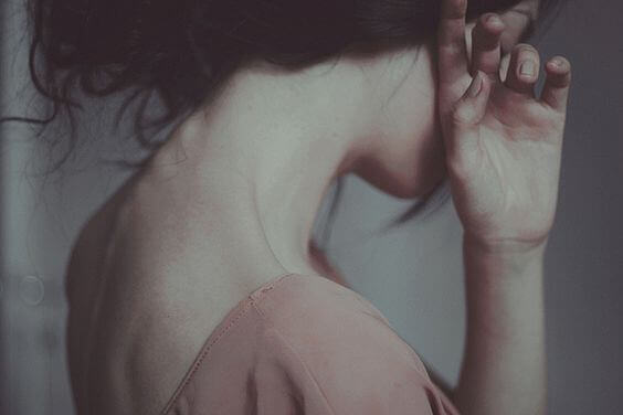 donna che si copre il viso