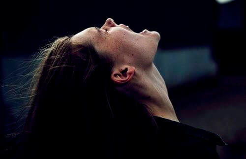 donna-che-urla alzare la voce