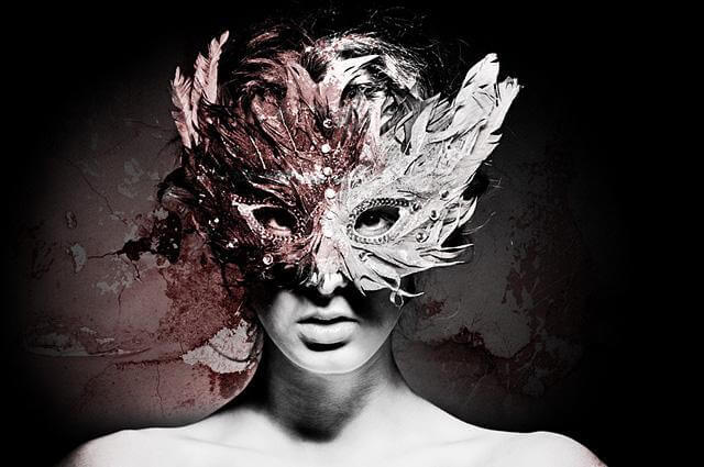 donna con maschera