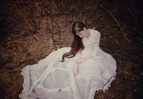 donna-pensa-nel-bosco