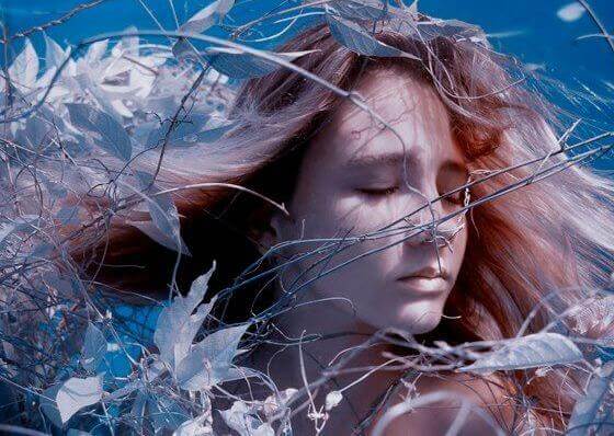 donna-rete-di-foglie