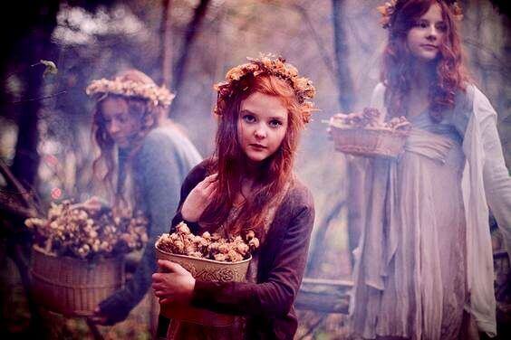 donne-e-bambine-con-cesti-di-fiori tempo