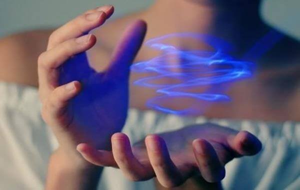 mani che contengono energia blu