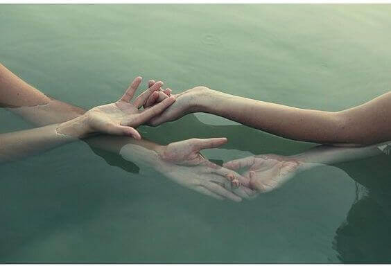mani intrecciate in acqua
