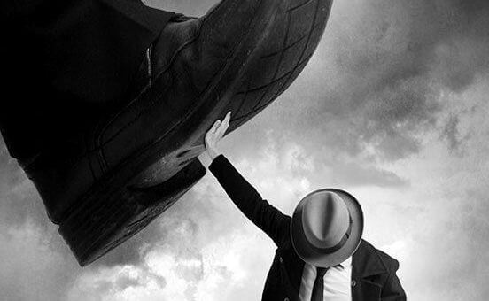 persona che cerca di non essere schiacciata