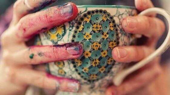 persona che regge una tazza