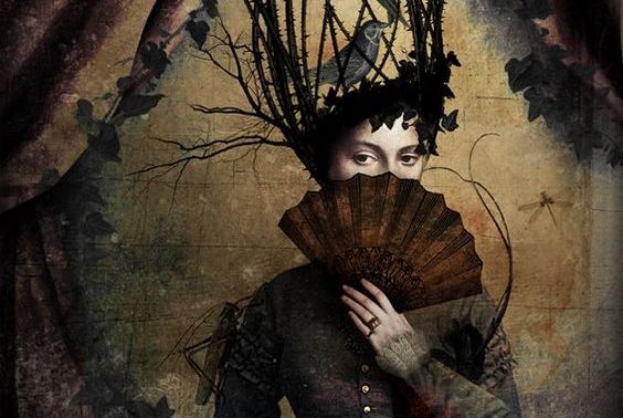 potere-si-nasconde-in-donna-con-ventaglio