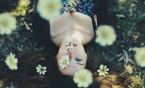 ragazza con margherite