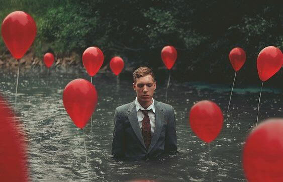 uomo-annega-nel-fiume-con-palloncini-rossi