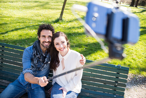 coppia-che-si-fa-un-selfie