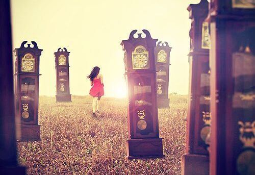 donna-che-corre-tra-orologi