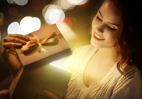 ragazza-che-scarta-i-regali