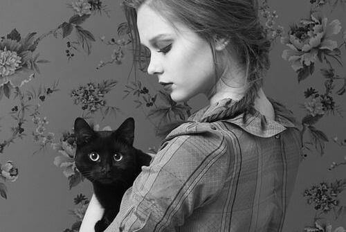 ragazza-con-un-gatto-nero