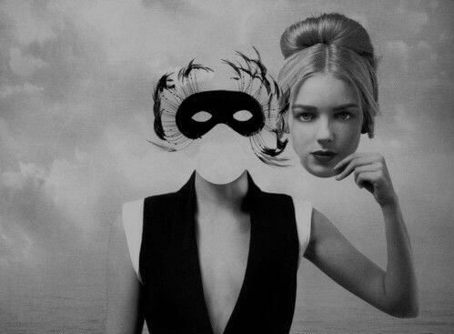 ragazza con maschera e volto in mano