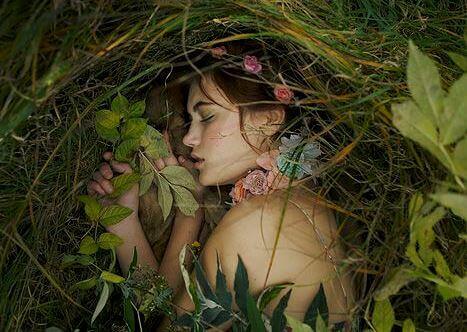 ragazza che dorme in mezzo alle foglie