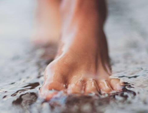 piedi in acqua