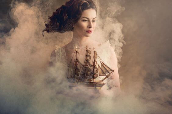 donna-tra-nebbia-e-nave