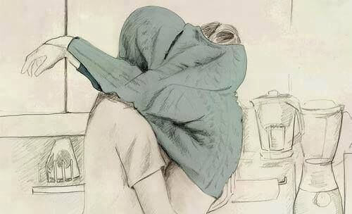 coppia che si bacia coperta da un maglione