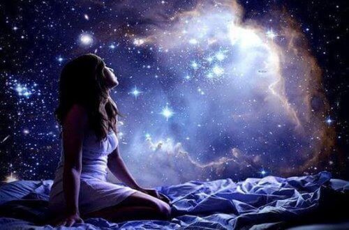 ragazza che guarda l'universo