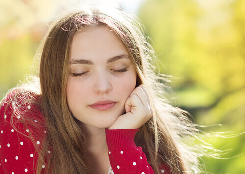 ragazza-con-gli-occhi-chiusi