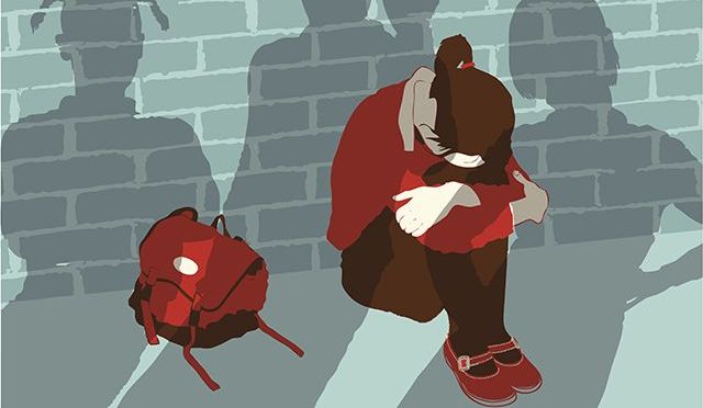 ragazza-vittima-di-bullismo-piange