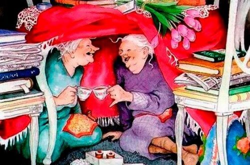 amiche anziane che ridono e bevono un tè