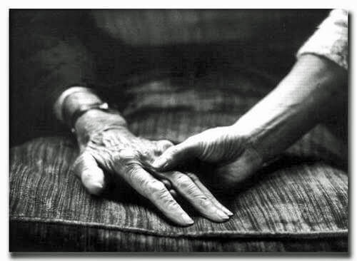 anziani che si danno la mano