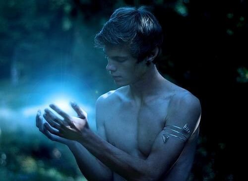 uomo-con-luce-tra-le-mani