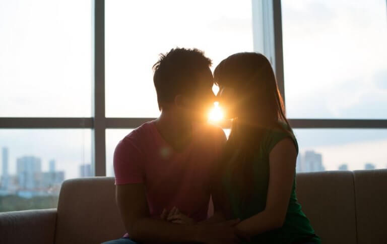 coppia-che-si-bacia-al-tramonto