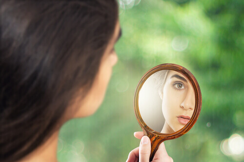 donna-si-guarda-allo-specchio