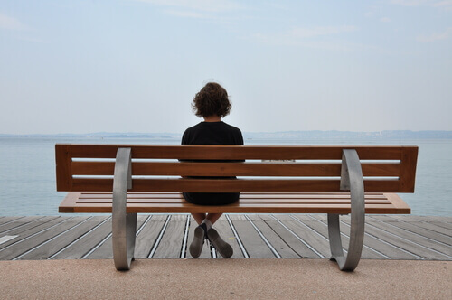persona-sola-seduta-su-una-panchina