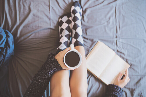 ragazza-che-legge-e-beve-un-caffe