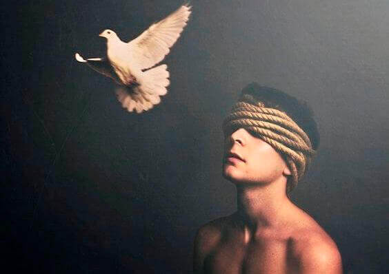 uomo-con-gli-occhi-coperti