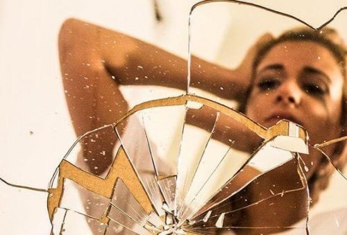 donna specchio rotto