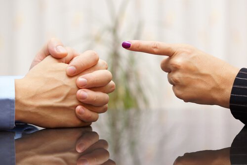 dito-puntato-in-segno-di-accusa