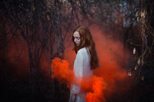 donna-avvolta-da-fumo-rosso